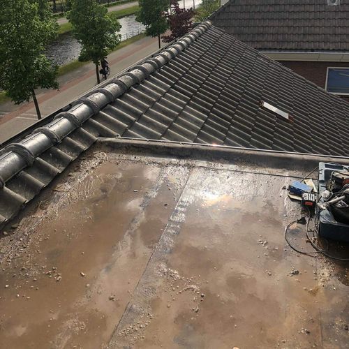 Een oude dakkapel met lekkages Een oude dakkapel in Wormerveer