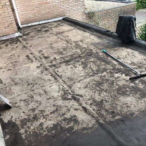 Schoonmaken van een plat dak in Wormerveer Schoonmaken van een plat dak in Wormerveer